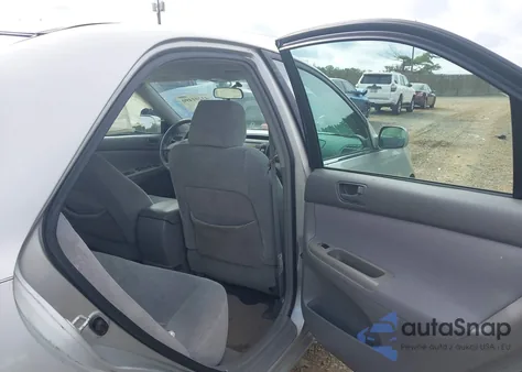 2004 Toyota Camry Le z USA, uszkodzony, nr VIN 4T1BE30K64U935692